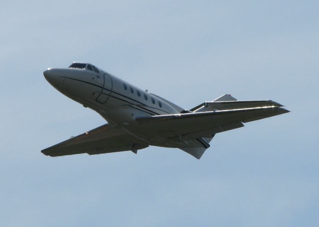 Hawker 800 (N700RR) - Off of runway 32 at the Shreveport Downtown airport.