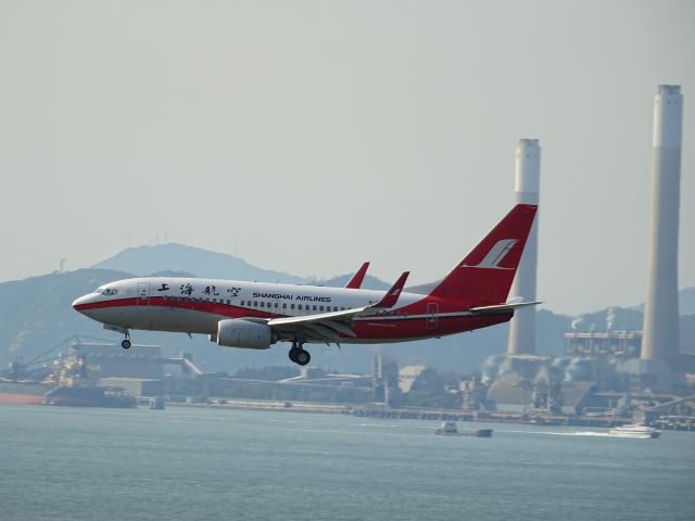 Boeing 737-700 (B-5801)