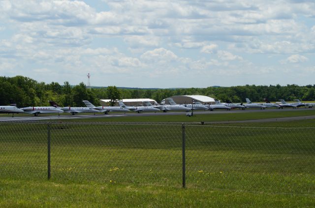 — — - Stopped in at KMPO. Pocono 400 was running.  Rwy 23/5-closed