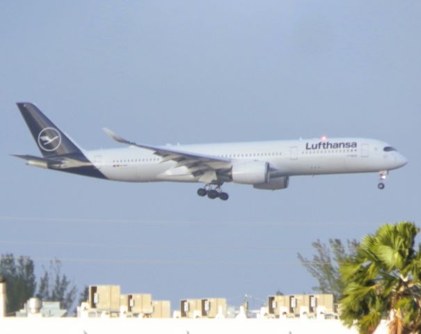 Airbus A350-900 (D-AIXI) - Arriving from Munich,(MUC/EDDM)"On a hazy Sunday Afternoon