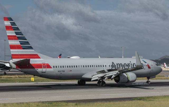 Boeing 737-800 (N887NN)