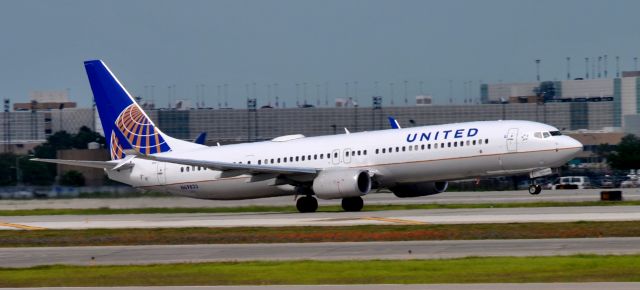 Boeing 737-900 (N69833)
