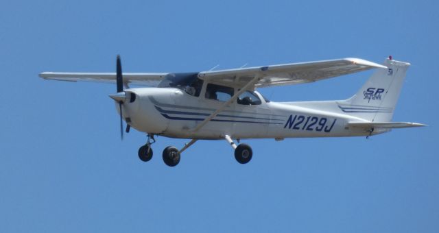 Cessna Skyhawk (N2129J) - On short final is this 2003 Cessna Skyhawk 172SP in the Spring of 2021.