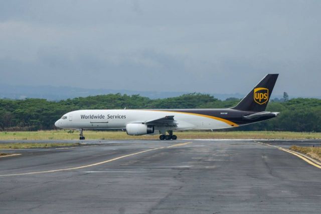 Boeing 757-200 (N457UP) - copyright : frank ruiz 