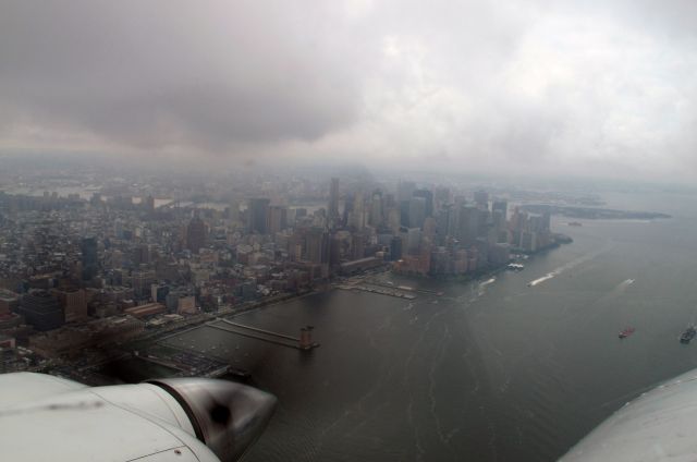 Beechcraft Baron (58) (N95PJ) - One of RELIANT AIRs Barons along the Hudson river at 2,000ft in class B airspace. RELIANT AIR has the lowest fuel price on the Danbury (KDXR) airport.