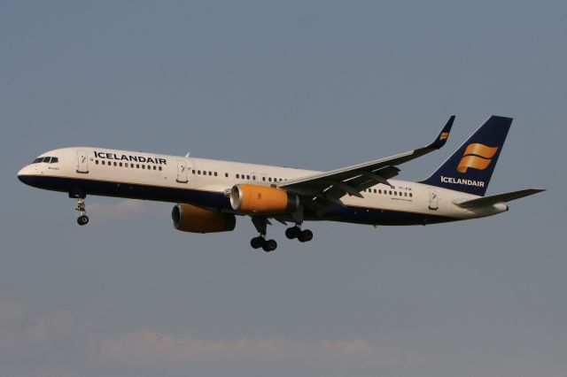 Boeing 757-200 (TF-FIN) - July 7, 2007 - evening arrival at Baltimore