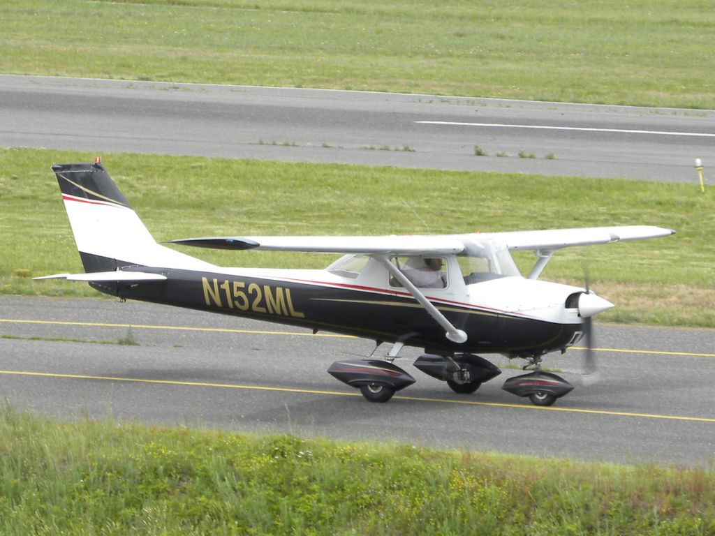 Cessna Commuter (N152ML) - N152ML taxiing at KBLM