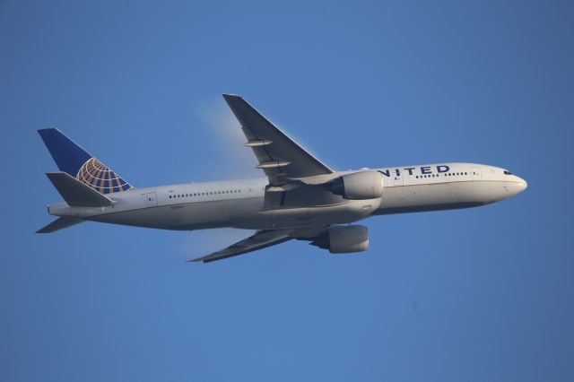 Boeing 777-200 (N226UA)