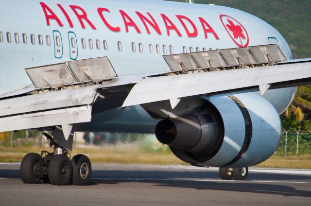 BOEING 767-300 (C-FCAG)