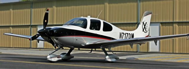 Cirrus SR22 Turbo (N717DM)