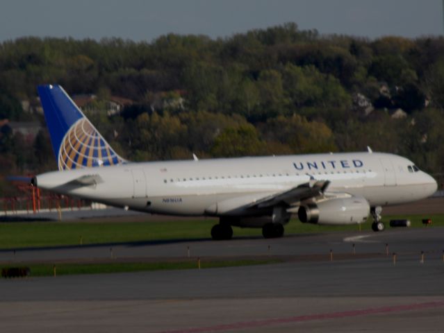 Airbus A319 (N816UA) - Lining up and waiting for Take off on 4/7/12 at MSP