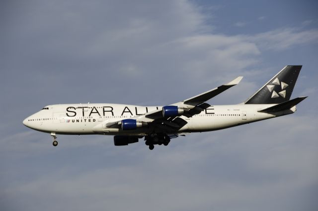 Boeing 747-400 (N121UA) - Final Approach to Narita Intl Airport Rnwy34L on 2012/10/13 Star Alliance c/s