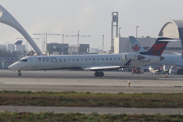 Canadair Regional Jet CRJ-700 (N616QX)