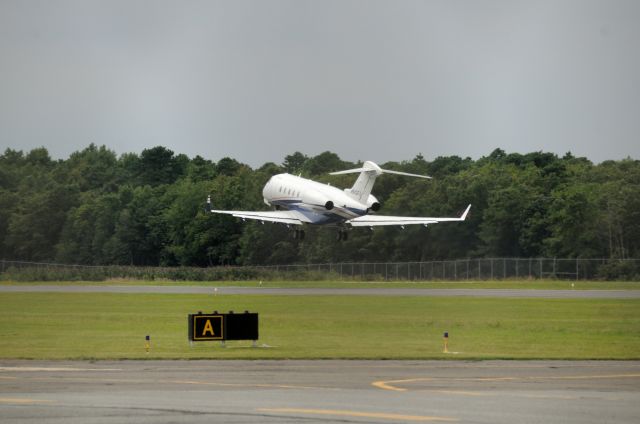 Bombardier Challenger 300 (N542FX)