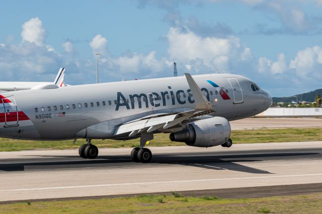 Airbus A319 (N9018E) - On touch down