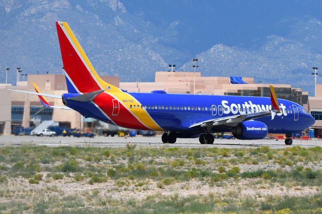 Boeing 737-800 (N8576Z)