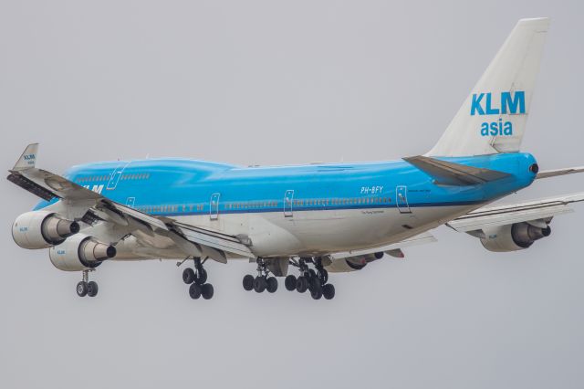 Boeing 747-400 (PH-BFY) - KLM Asia, "The Flying Dutchman" on final to Runway 27L.  