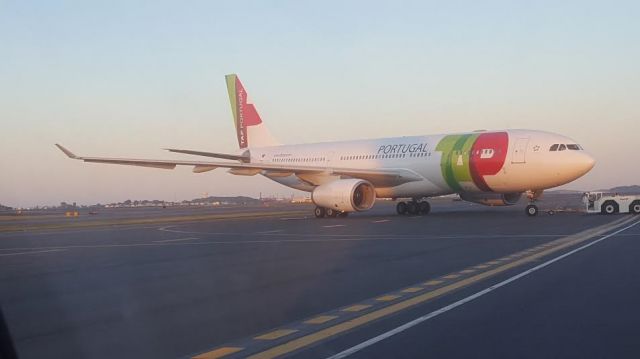 Airbus A330-200 (CS-TOS)