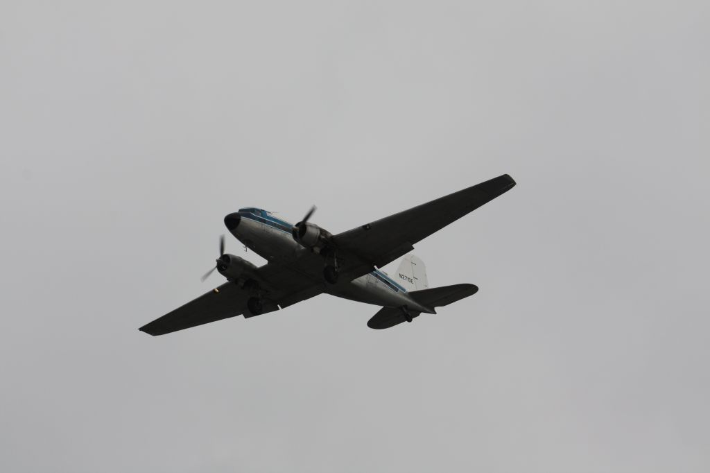 Douglas DC-3 (N271SE)