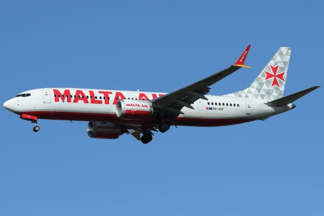 Boeing 737-800 (9H-VUF) - 19/12/2021:   Flight from Milano (BGY) upon landing on runway 21.