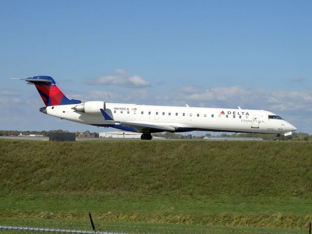 Canadair Regional Jet CRJ-700 (N690CA)