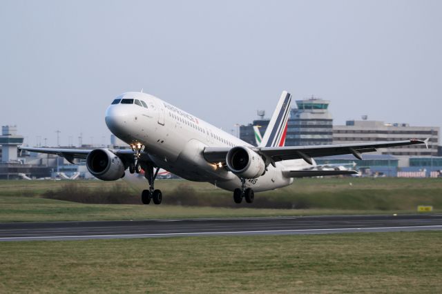 Airbus A320 (F-GKXJ) - AF1669 departs to Paris CDG.