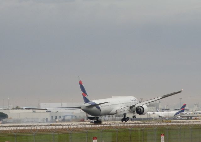 BOEING 777-300ER (PT-MUJ) - OOOOPsss!!!  The landing was safe and smooth touch down