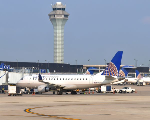 Embraer 175 (N752YX) - United Express Embraer ERJ-175LR N752YX in Chicago 