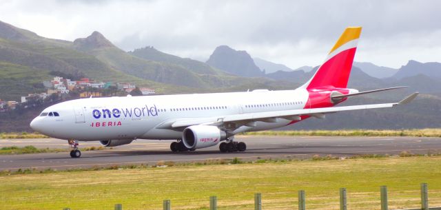 Airbus A330-200 (EC-MYA) - "Member of one world" Libery