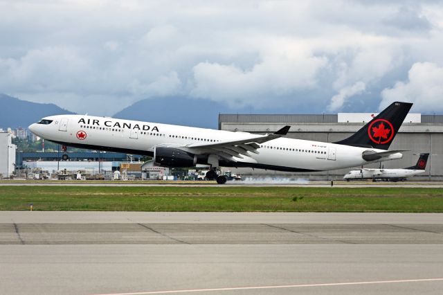 Airbus A330-300 (C-GFAF)