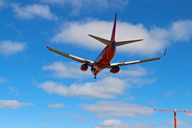 BOEING 737-300 (SWA346) - Short Final for 36R