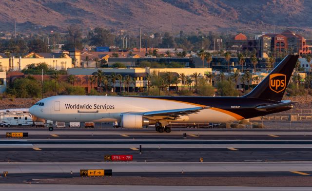 BOEING 767-300 (N369UP)