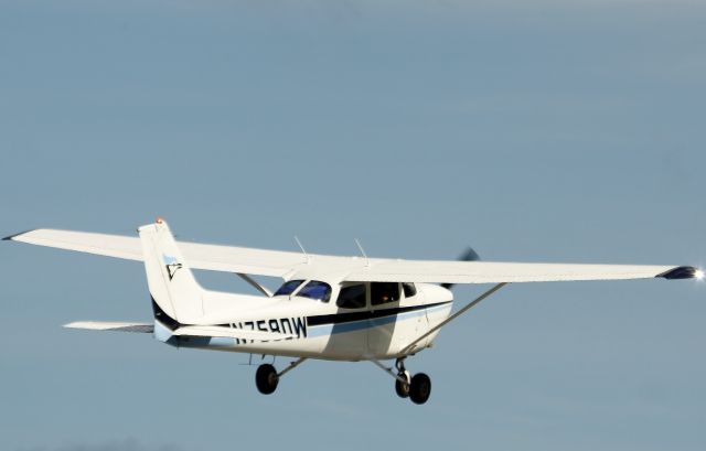 Cessna Skyhawk (N758DW)