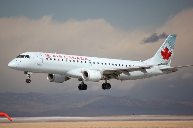 Embraer ERJ-190 (C-FHNV) - Landing on 16L.