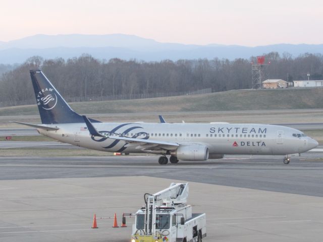 Boeing 737-800 (N3765)