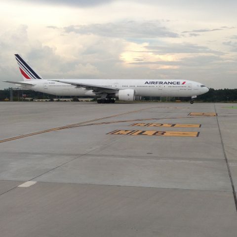 BOEING 777-300 (F-GSQD) - Air France 777-300 departing Atlanta.