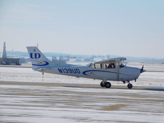 Cessna Skyhawk (N139UD) - A clear day in January meant a busy day of flying for University of Dubuque Aviation students.  In this case, an empty ramp was a good thing!!!  N139UD taxis for departure at KDBQ.