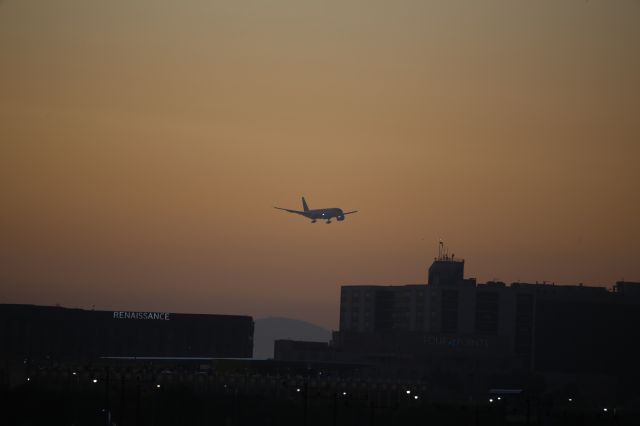 Boeing 777-200 —