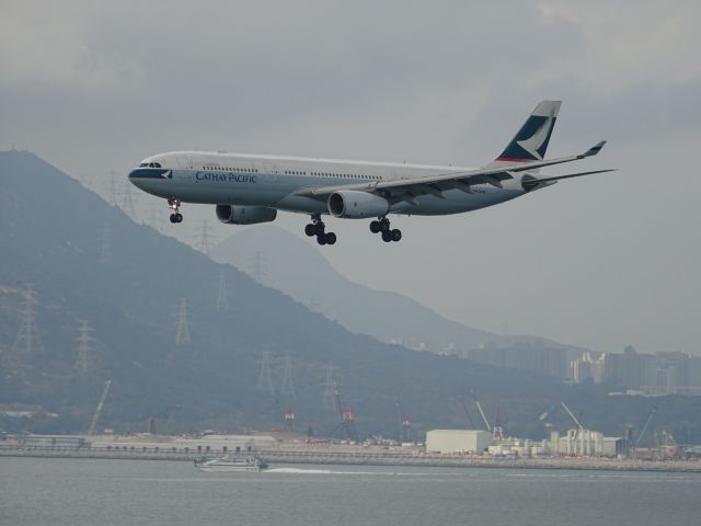 Airbus A330-300 (B-LAX)