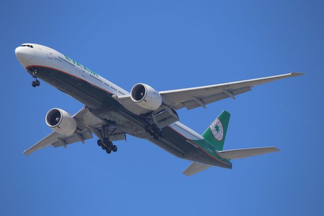 BOEING 777-300ER (B-16726)