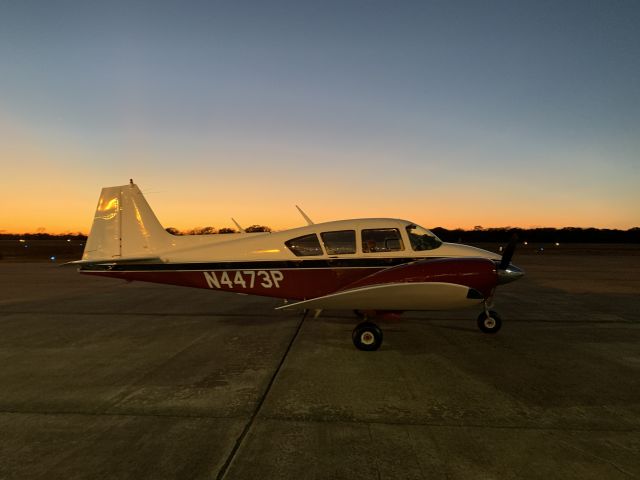 Piper Apache (N4473P) - Parked at the Runway Cafe for dinner.