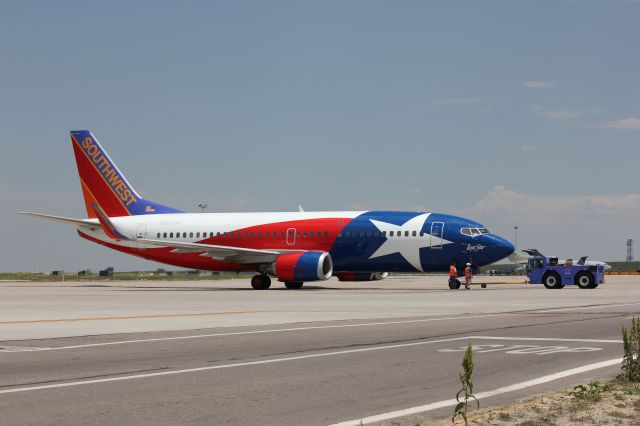 Boeing 737-700 (N352SW) - Pushing back from the gate.