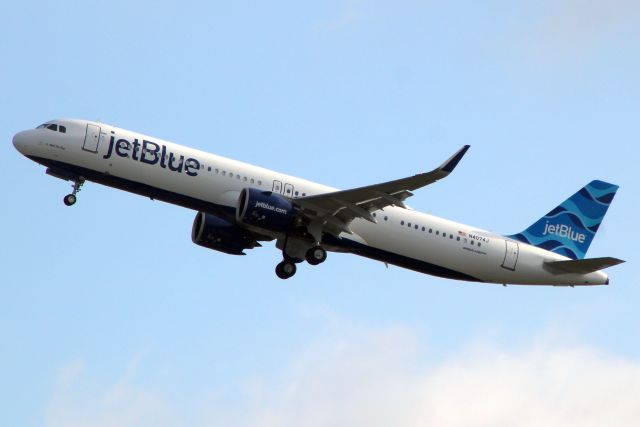 Airbus A321neo (N4074J) - Airborne off rwy 27R on 12-Jul-23 operating flight JBU1621 to KBOS.