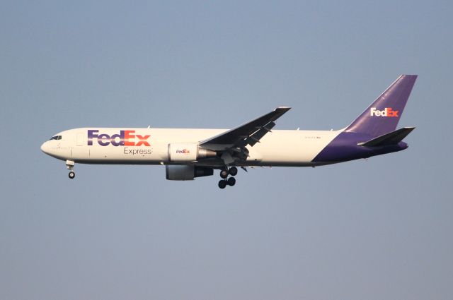 BOEING 767-300 (N113FE)