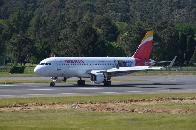 Airbus A320 (EC-MCS) - EC-MCS Conmemorativo de los 75 Años de Iberia volando a Puerto Rico aterrizando en Vigo (LEVX/VGO) procedente de Barajas (LEMD/MAD)