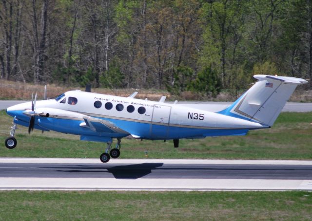 Beechcraft Super King Air 200 (N35) - FEDERAL AVIATION ADMINISTRATION - Departing 20 - 4/6/11