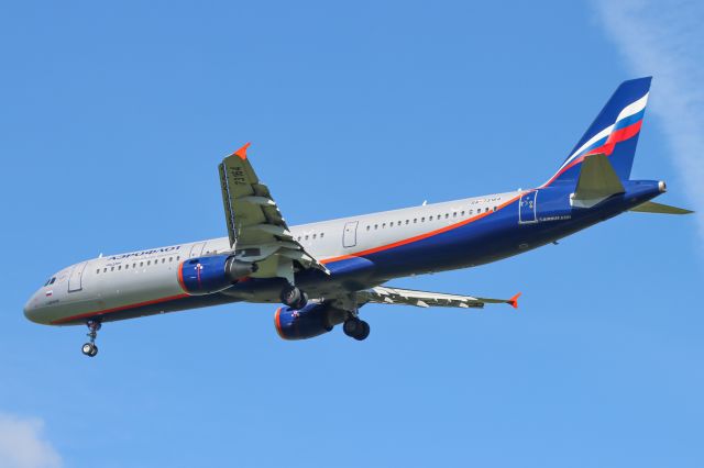 Airbus A321 (RA-73164)