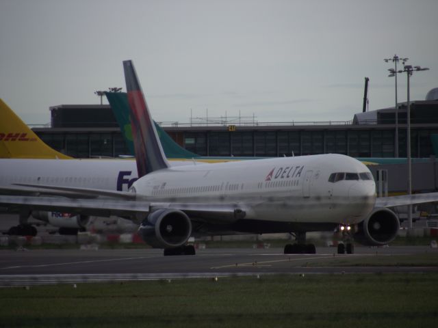 BOEING 767-300 (N1612T)