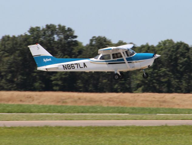 Cessna Skyhawk (N867LA) - Departing rwy 09 on 6/29/11