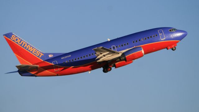 Boeing 737-500 (N525SW) - 1992 model 737-500 soars into the skies over Nashville, TN